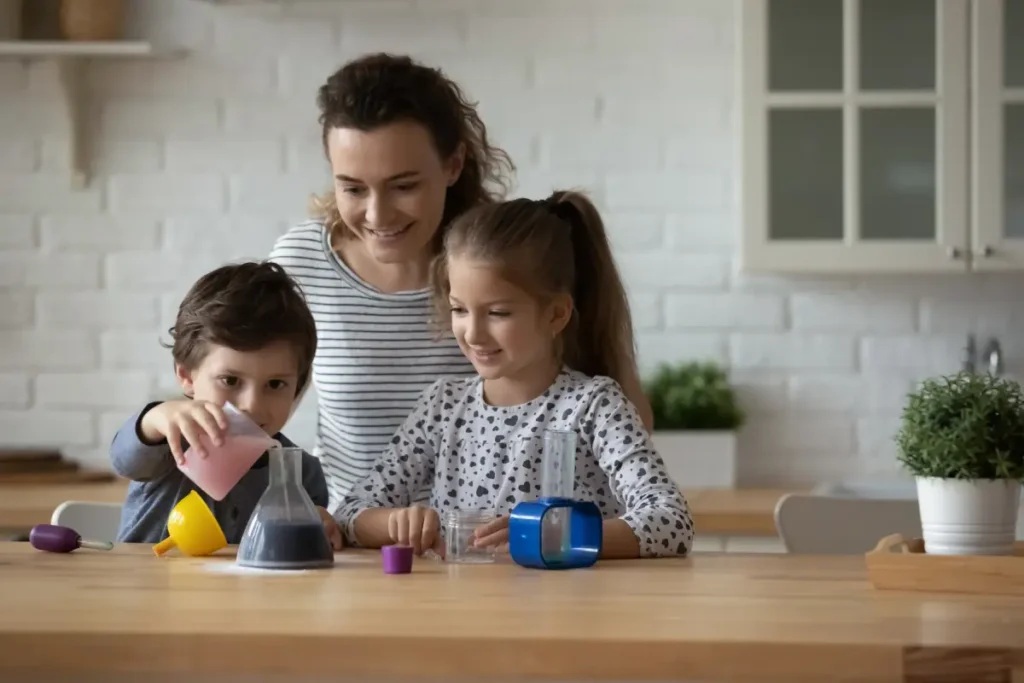 Mutter und Kinder machen ein Experiment Lernspaß statt Lernfrust – Kreative Tipps für spielerisches Lernen